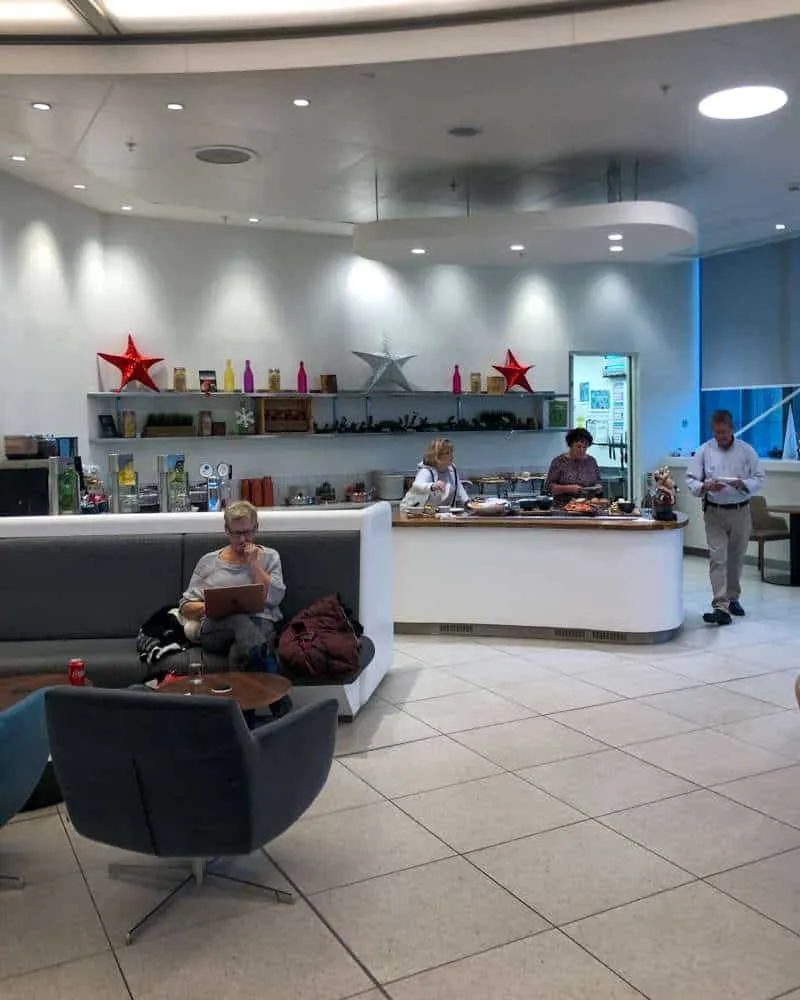 The buffet area at 51st & Green Lounge