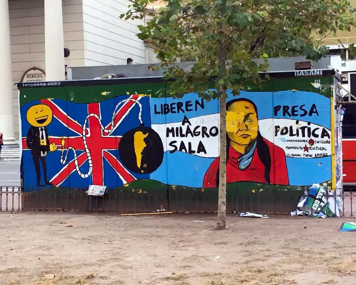 Grafitti on a building in Plaza de Mayo in Buenos Aires