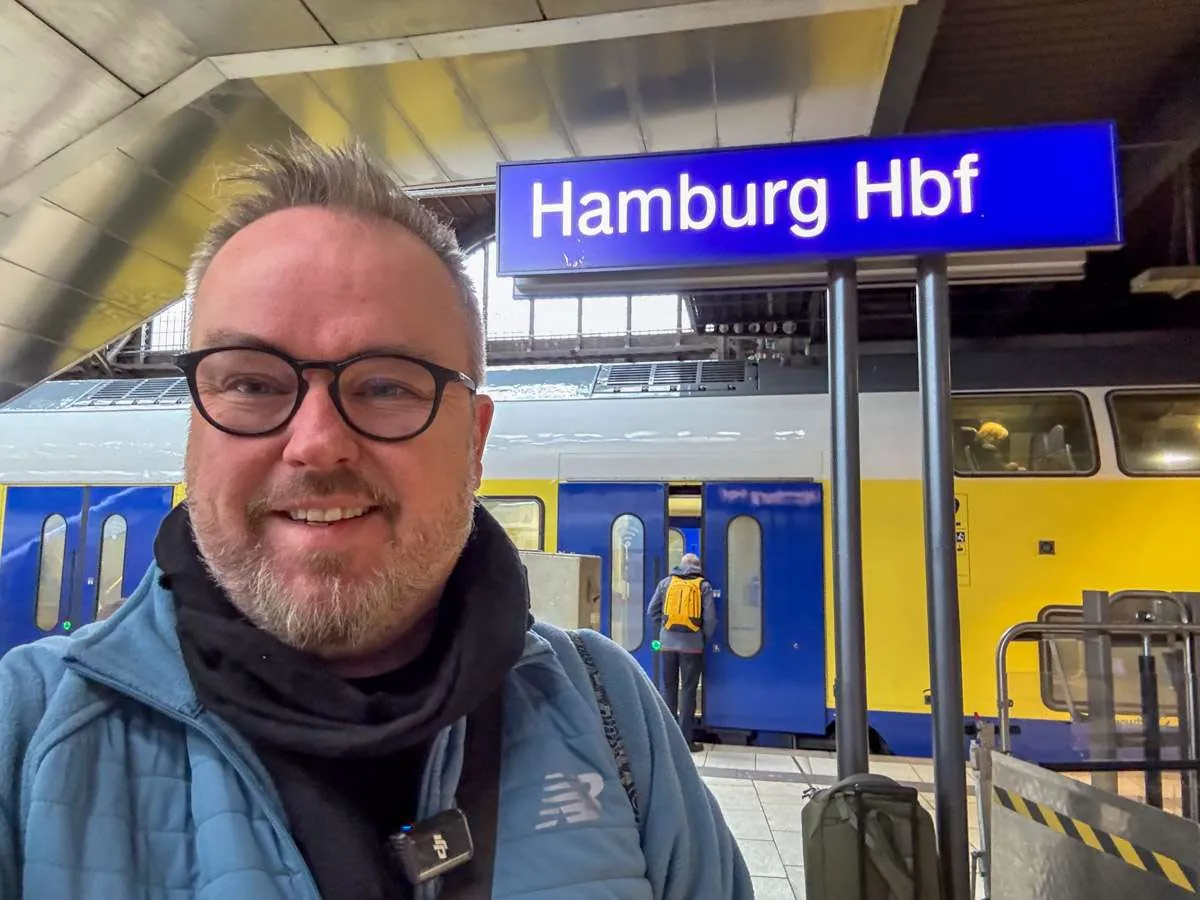 Patrick Hughes in front of a Hamburg Hbf sign