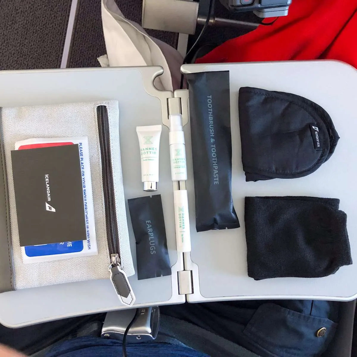 The amenity kit in Icelandair Saga class