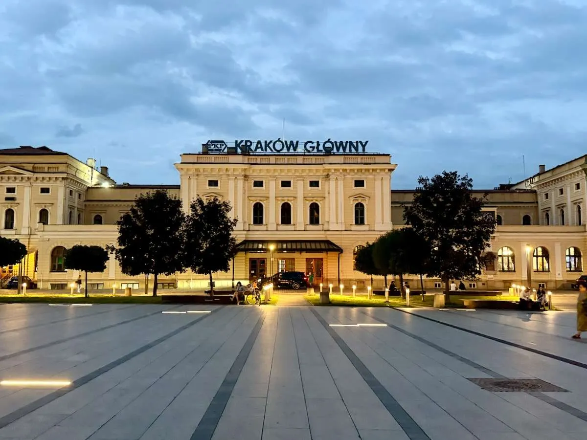 An evening photo of Krakow Głowny (central station)