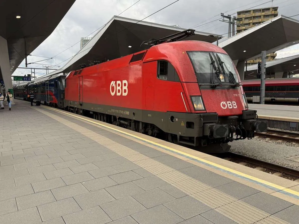 A red OEBB train in Vienna