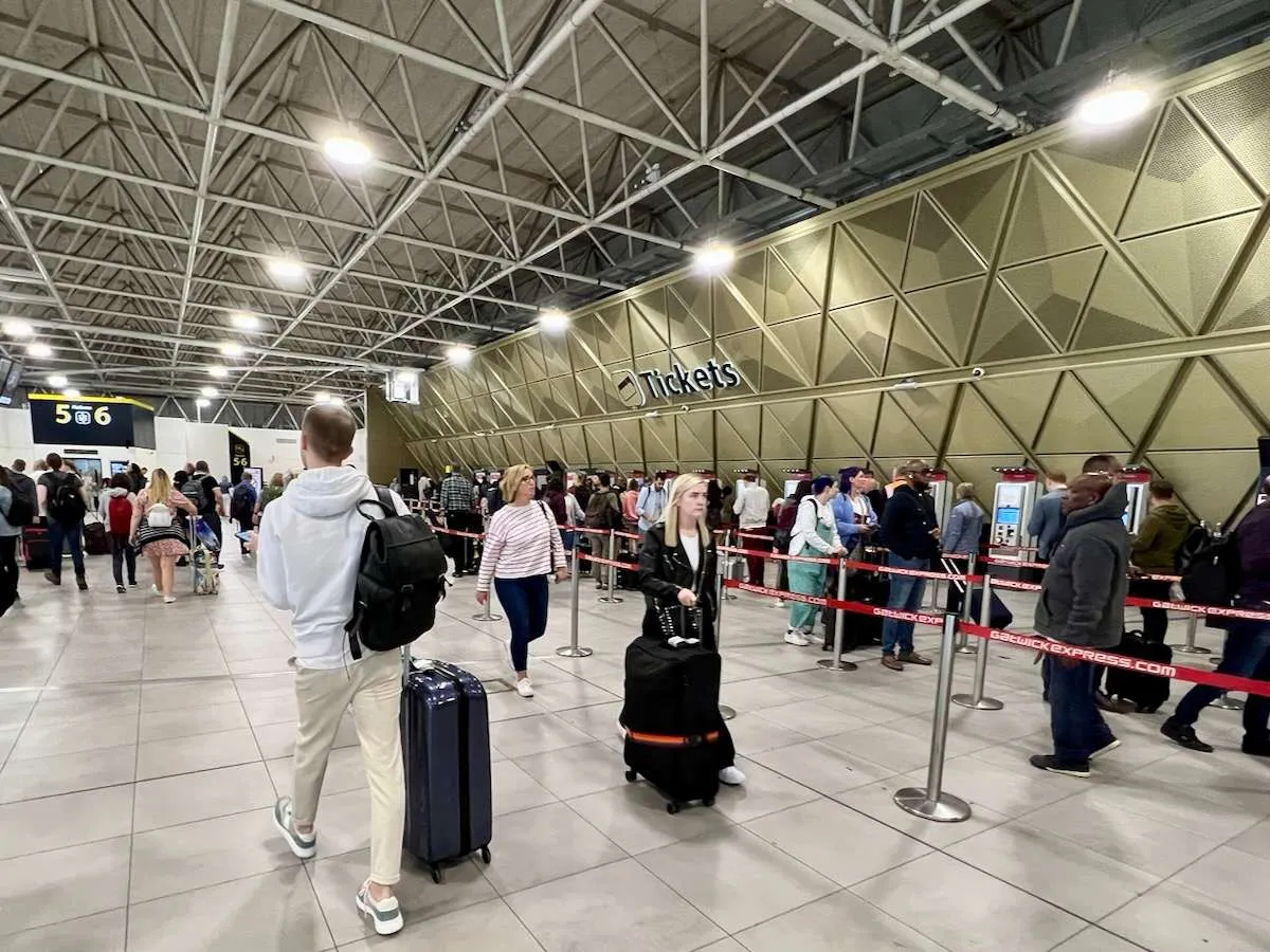 Gatwick to Heathrow Transfer: Every Way to Get Between London's Airports