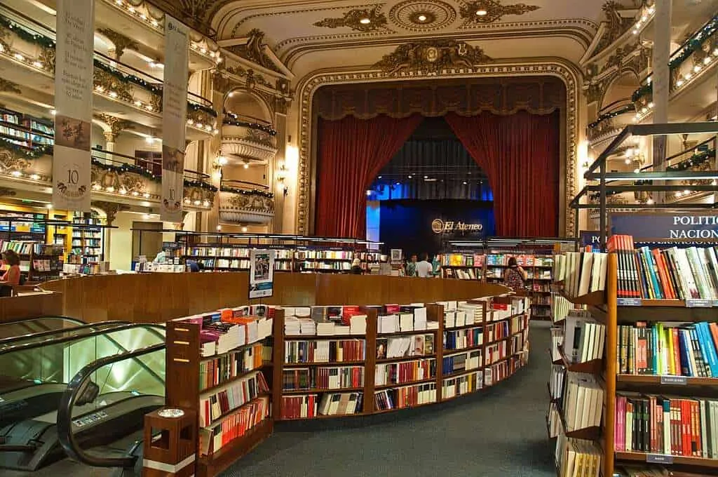 El_Ateneo_Grand_Splendid_Bookshop,_Recoleta,_Buenos_Aires,_Argentina,_28th._Dec._2010_-_Flickr_-_PhillipC