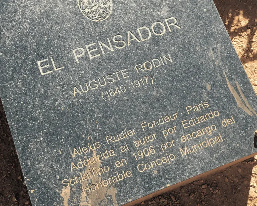 A stone describing El Pensador, a sculpture by Rodin